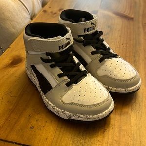 Boys Puma basketball shoes